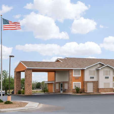 Super 8 By Wyndham Portales Motel Bagian luar foto