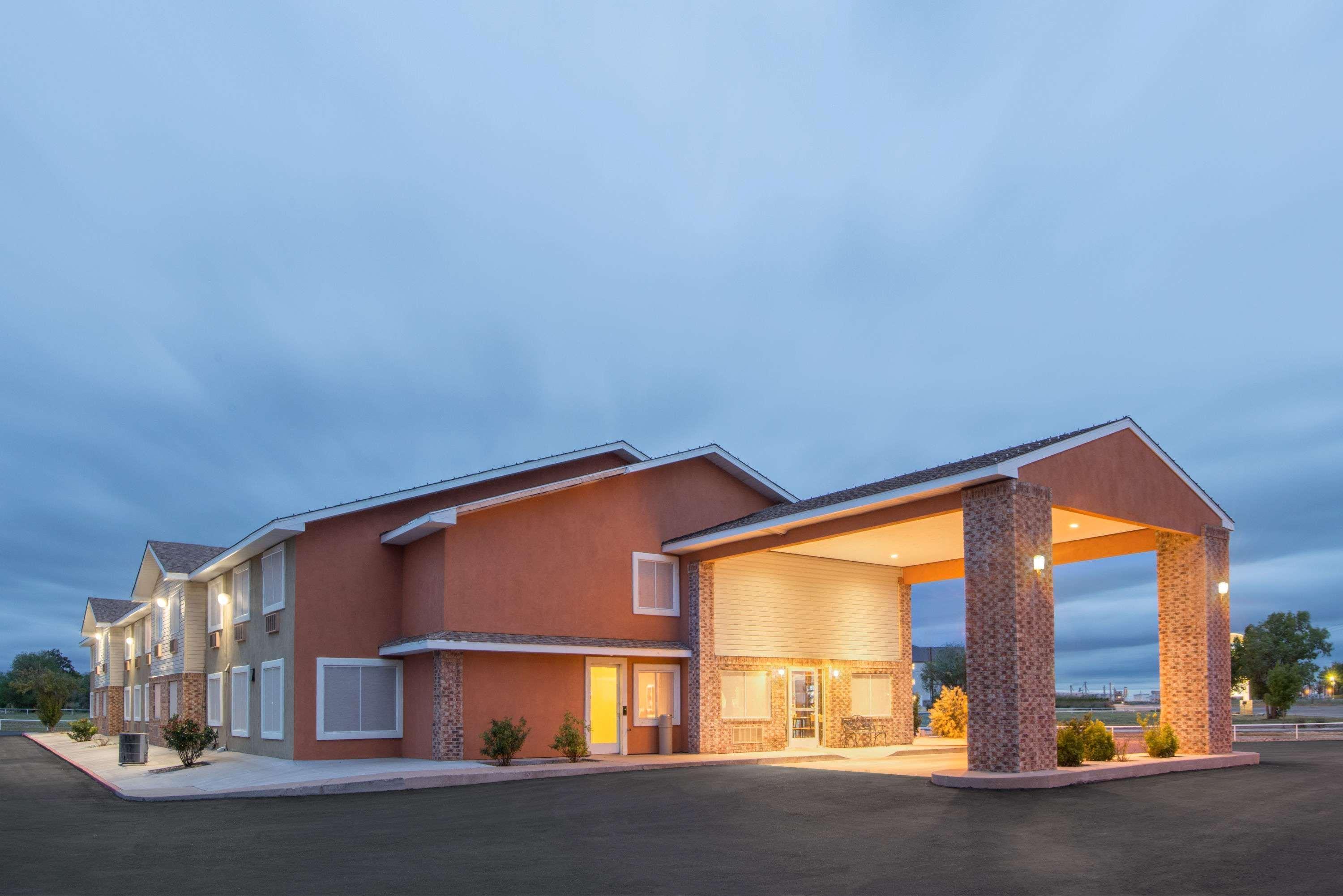 Super 8 By Wyndham Portales Motel Bagian luar foto