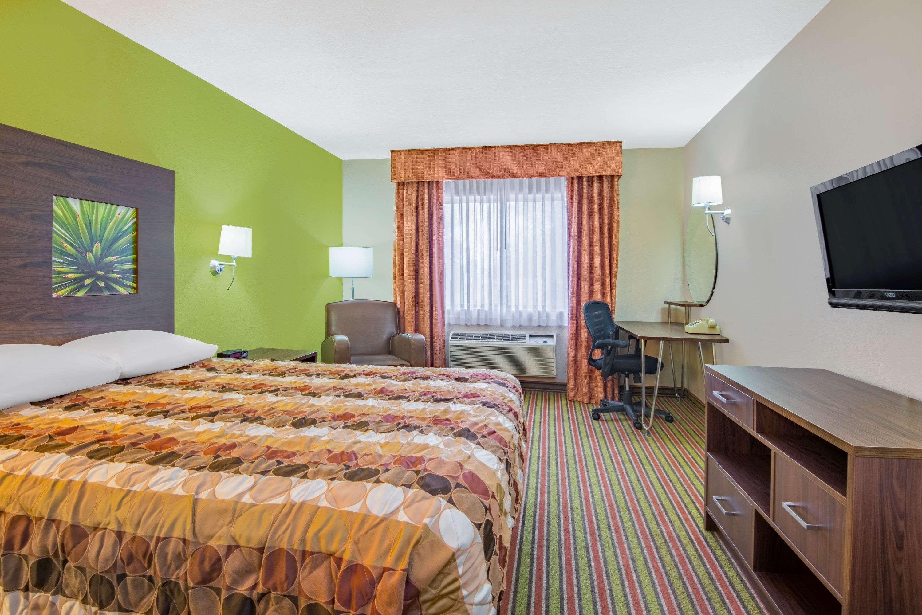 Super 8 By Wyndham Portales Motel Bagian luar foto
