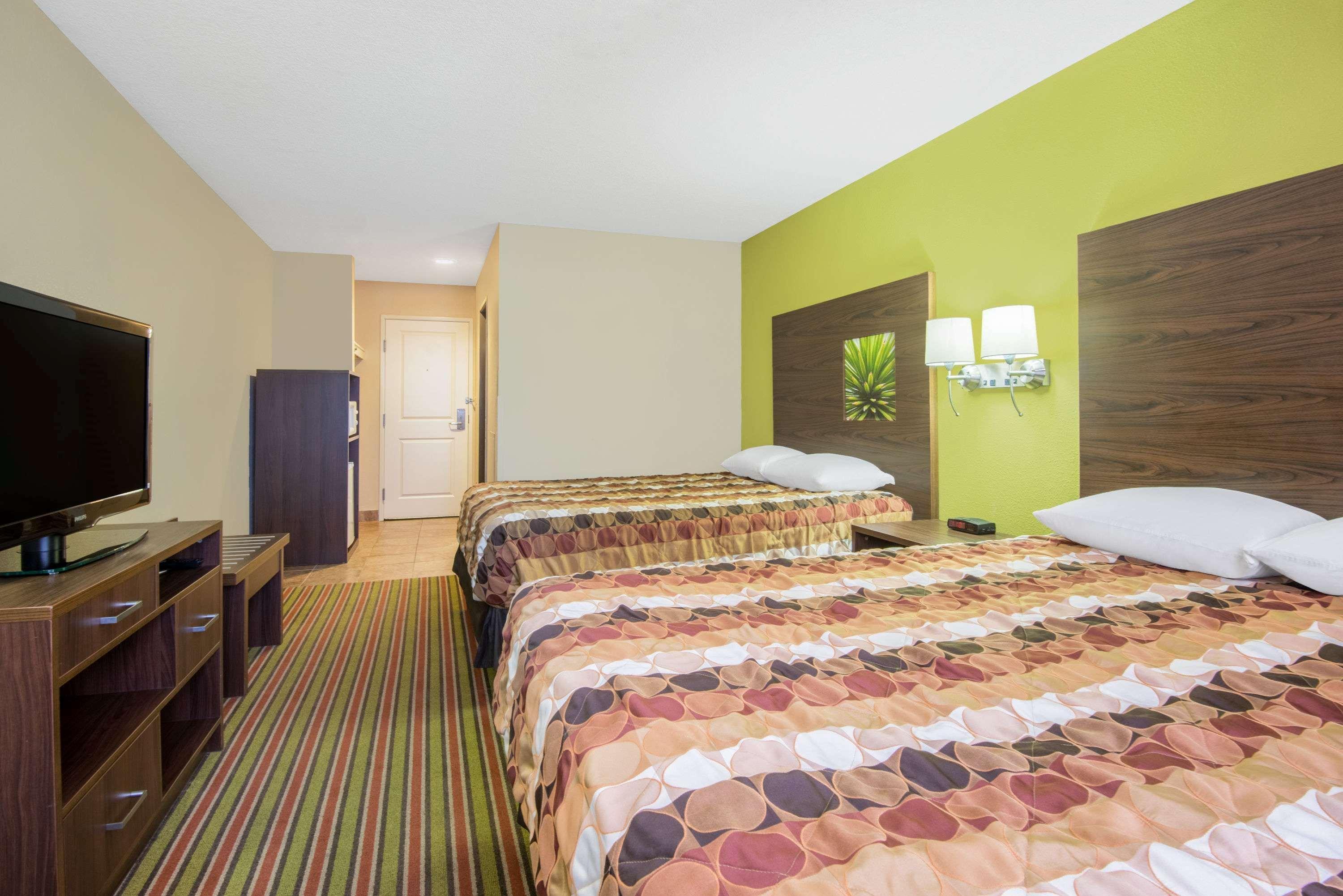 Super 8 By Wyndham Portales Motel Bagian luar foto