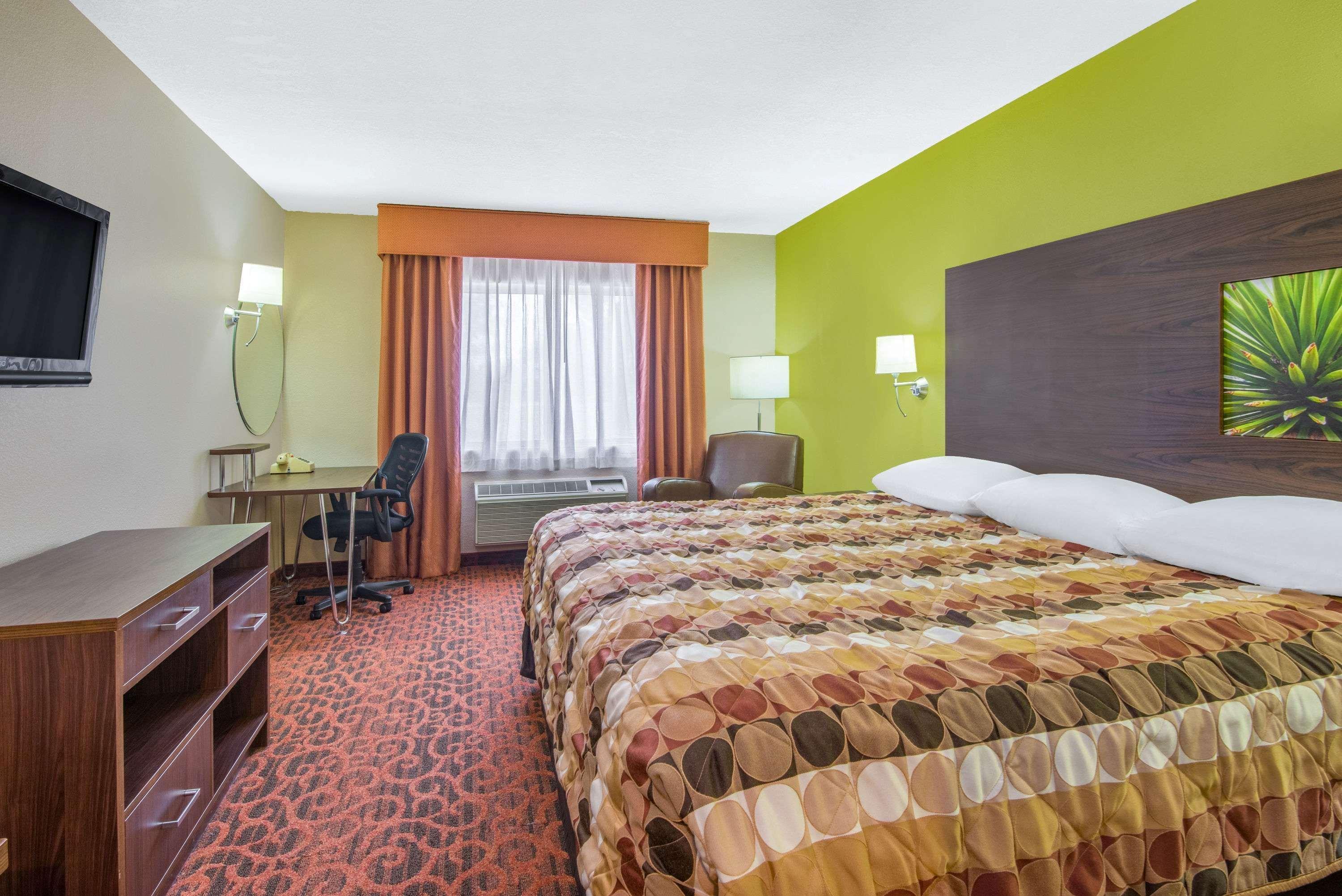 Super 8 By Wyndham Portales Motel Bagian luar foto