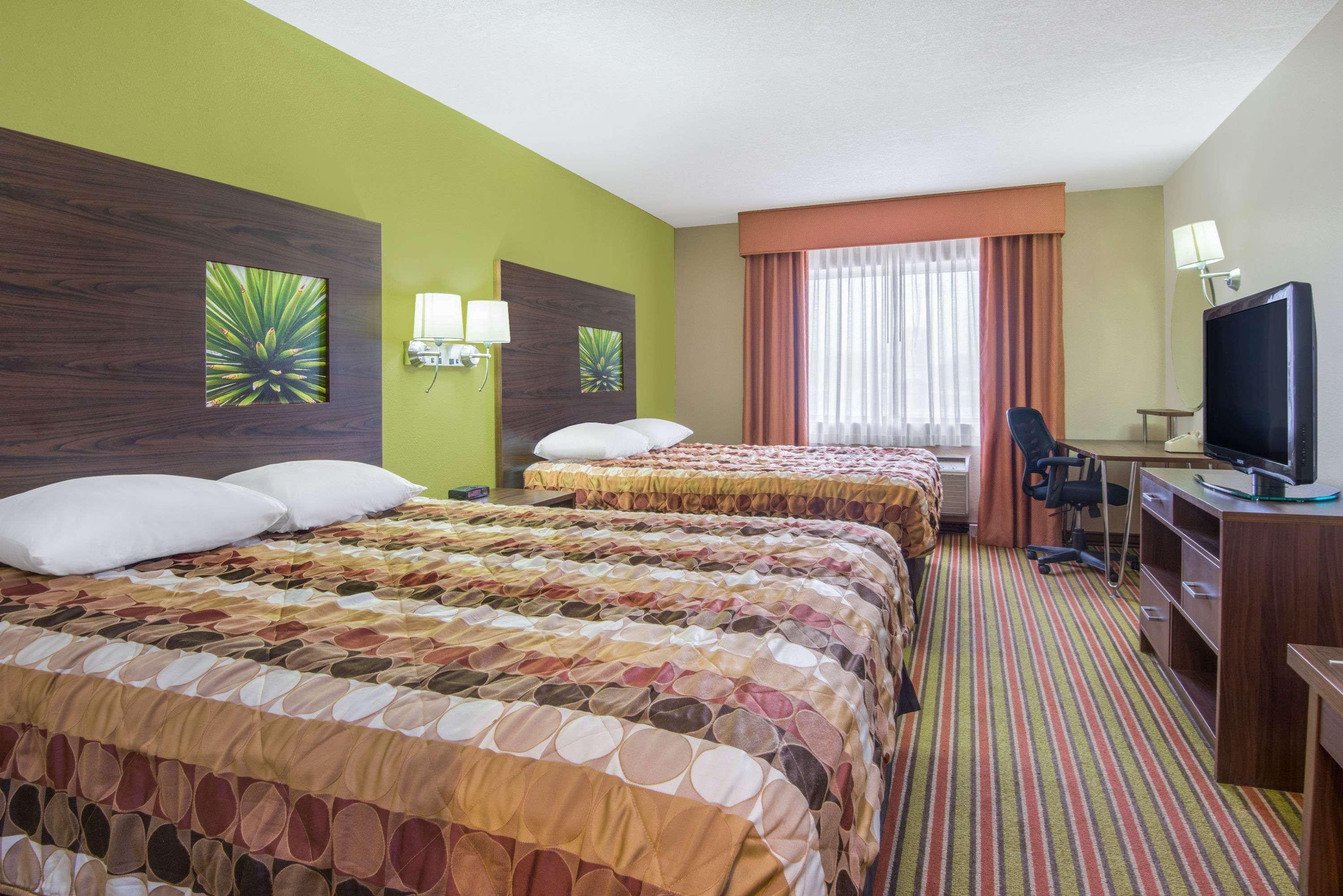 Super 8 By Wyndham Portales Motel Bagian luar foto