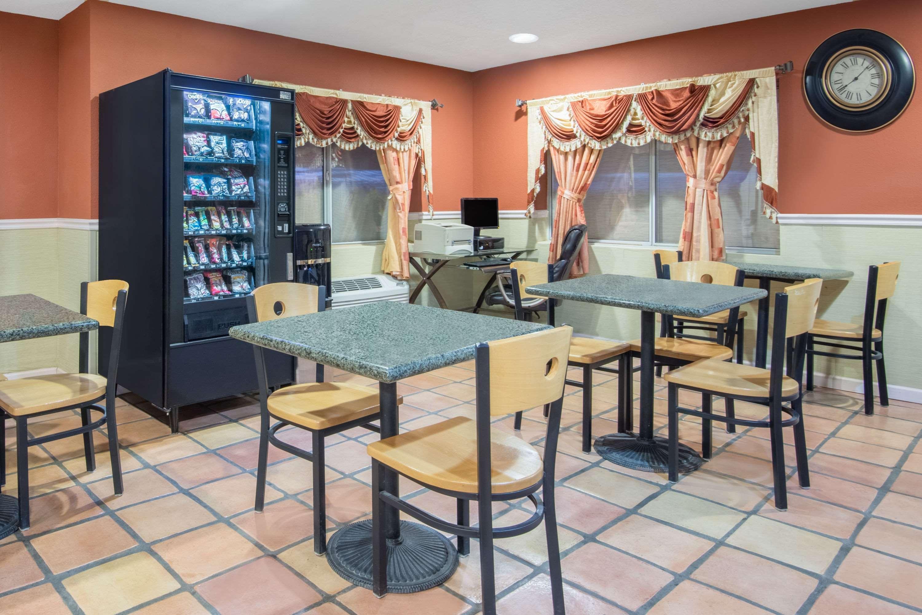 Super 8 By Wyndham Portales Motel Bagian luar foto
