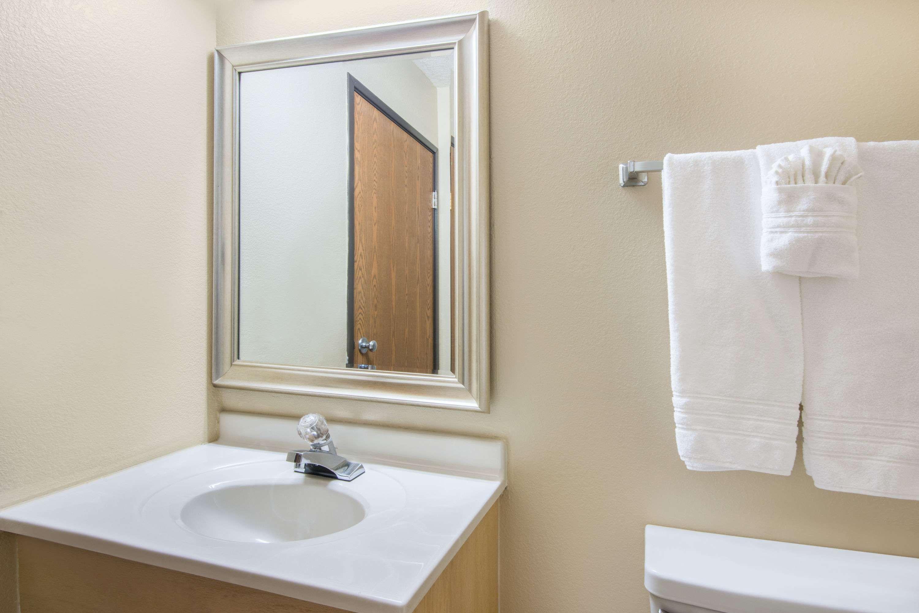 Super 8 By Wyndham Portales Motel Bagian luar foto