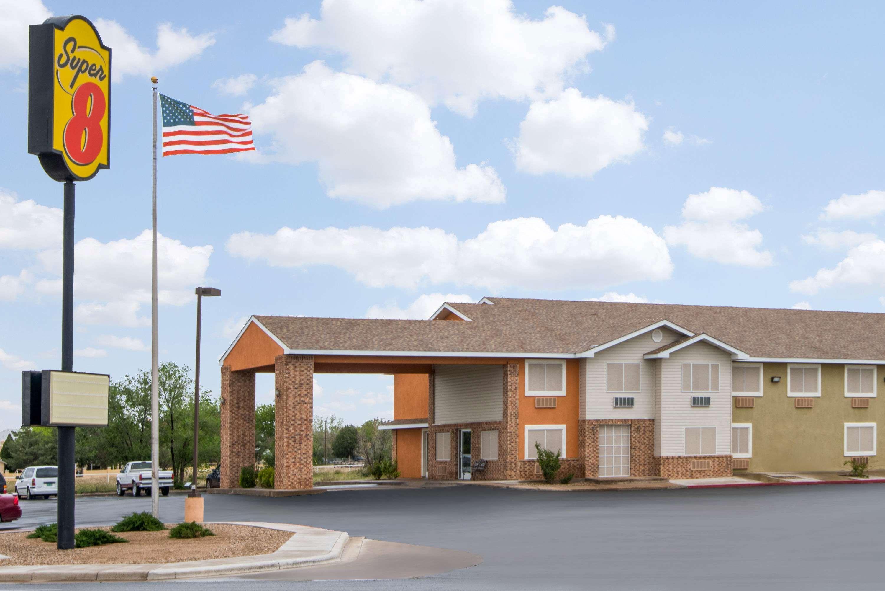 Super 8 By Wyndham Portales Motel Bagian luar foto