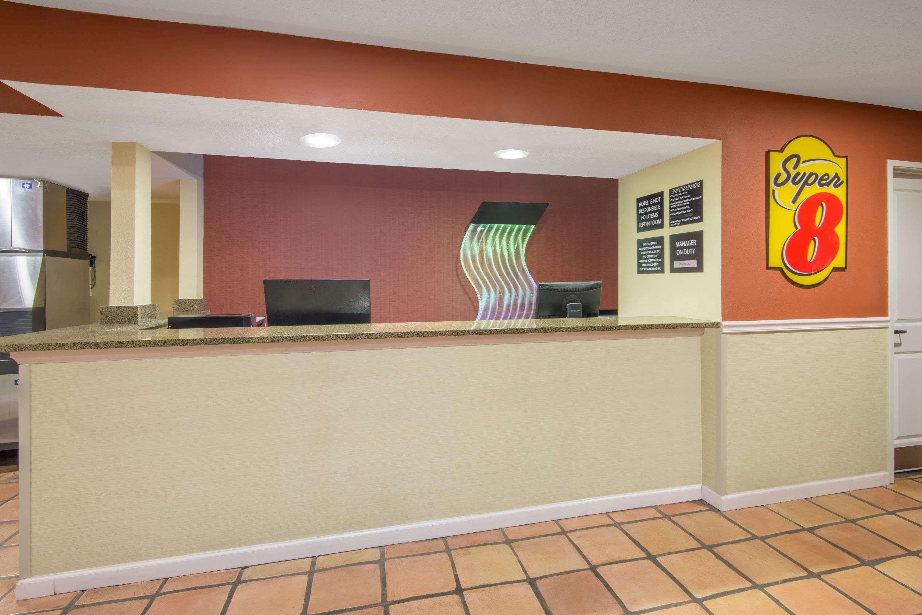 Super 8 By Wyndham Portales Motel Bagian luar foto