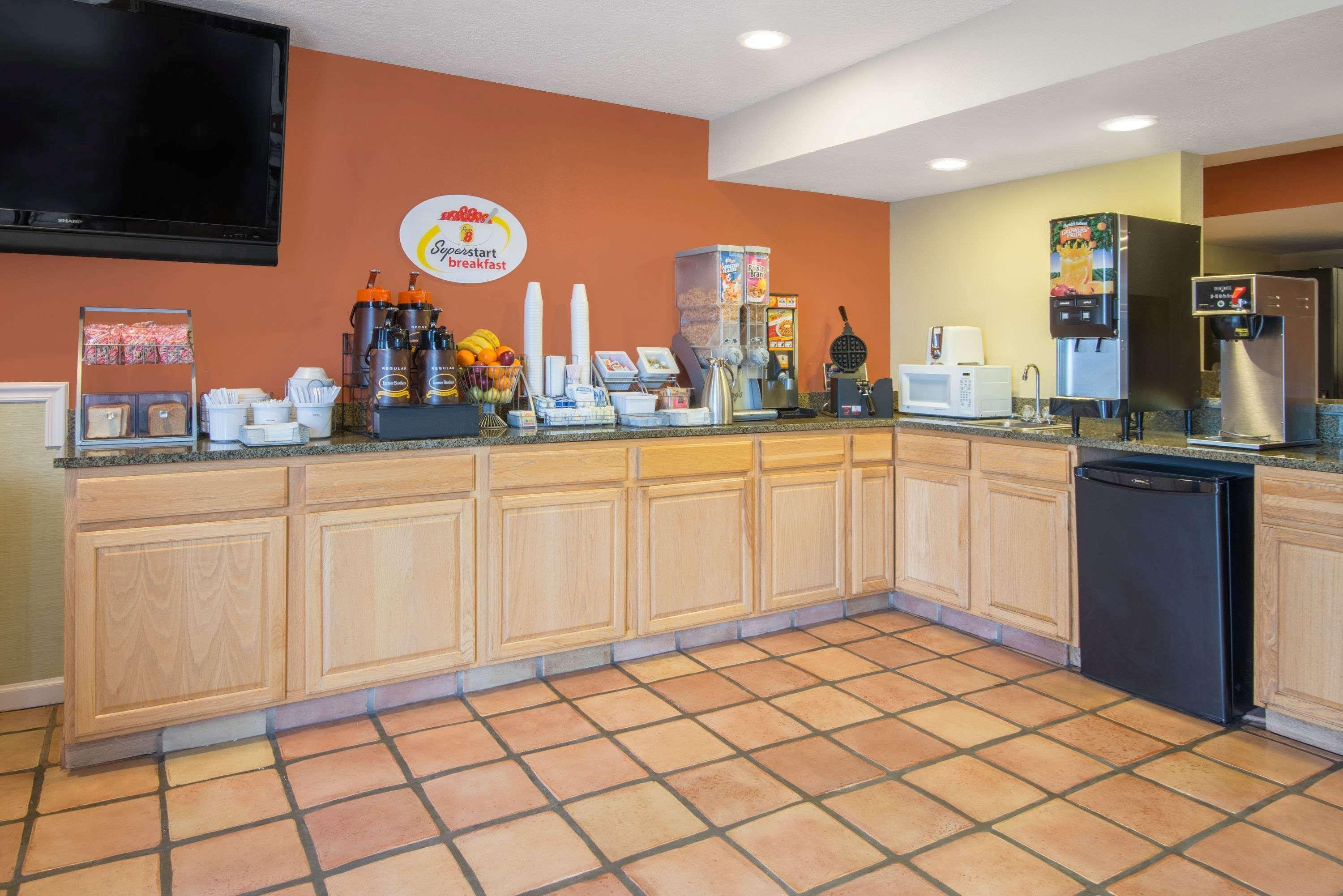 Super 8 By Wyndham Portales Motel Bagian luar foto