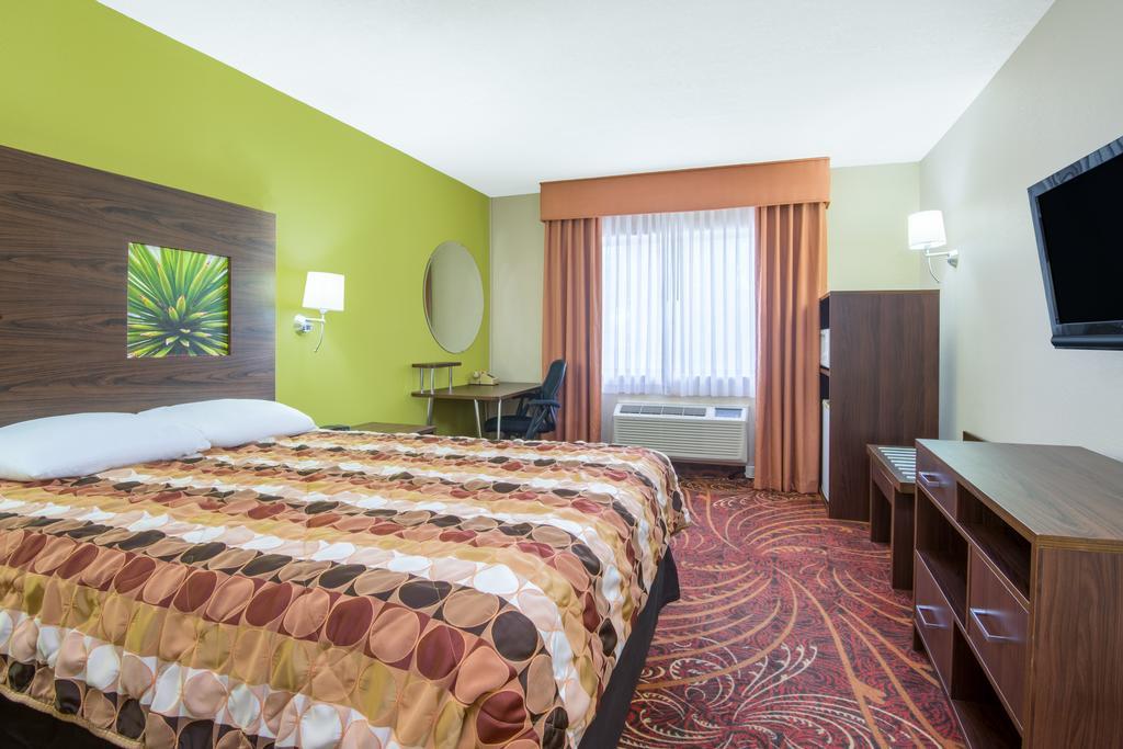 Super 8 By Wyndham Portales Motel Bagian luar foto